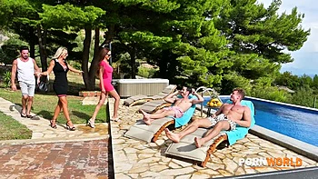 Shalina & Olivia tauschen Sperma nach Outdoor DP Gangbang videos