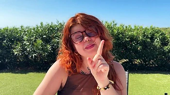 Alyson corre para encontrar Marie para brincar com brinquedos e lingerie videos