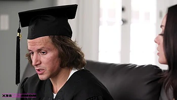 Tag der Stiefsohn-Abschlussfeier: MILF bläst und wird gefickt videos