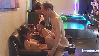 Idole stehen still und werden von alten Männern öffentlich durchgefickt videos