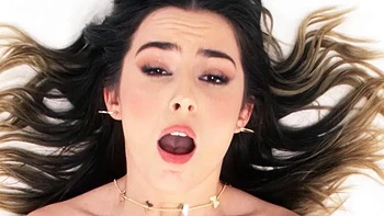 Aidra Fox seduce a Kenna James para follar lesbianas hardcore videos