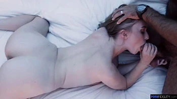 Leney Grey bläst und fickt: Doggy, Reiter & Missionarsstellung videos