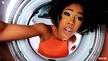 Эбони милфа трахнули в позах догги, наездница и миссионер videos