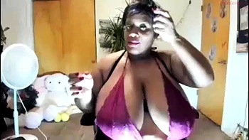 Пышная MILF с огромными сиськами трахается videos