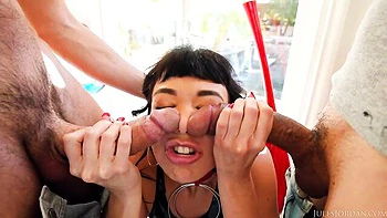 Brune à grosses nichons se fait baiser double pénétration videos