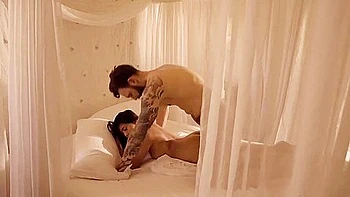 Brünette asiatische Tussi wird von riesigem Schwanz gefickt videos