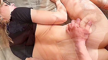 Leçon d'anal : la prof blonde montre l'entrée secrète videos