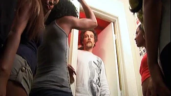 Milf chupa e cavalga de quatro, mijando na hora videos