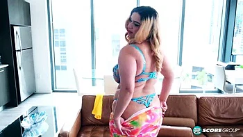 Blonde Latina Crystal Chase wichst ihre riesigen Titten videos