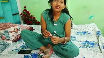 Горячая индийская бабхи трахает сводного брата в жопу с большим членом videos