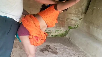 Индийская жена Соня жестко трахается в позе наездницы на улице с сводным братом videos