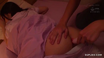 Jeunes brunes amateurs éclatent en baise anale à trois videos