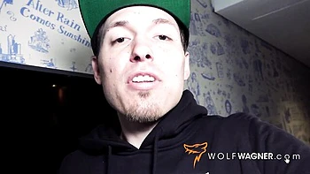 Julia Exclusiv lèche les gros seins et cul de maman dehors videos