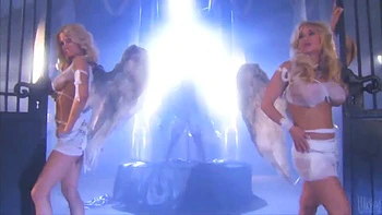 Quente trio retrô com brinquedos, bundas grandes, morena e loira videos