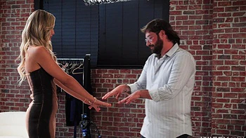 Savvy Suxx chevauche une grosse queue sous le regard de son mari et Dan Damage videos