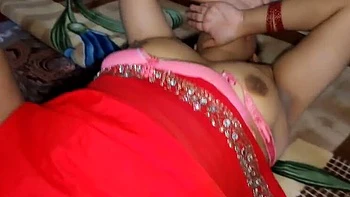 Bhabhi desi en sari rojo seduce a Devar con tetas y culo grandes videos