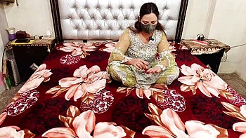 Desi MILF Bhabhi follada anal dura a cuatro con tetas grandes videos