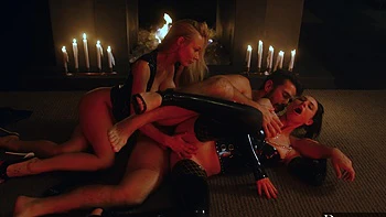 Duas gostosas dividem pau grande em trio quente de látex videos