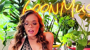 Katie Kush verführt vom dicken Schwanz videos