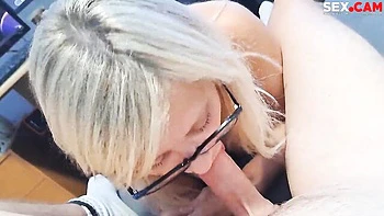 Brillenträgerin bläst dicken Schwanz auf Knien videos