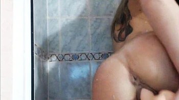 Joven morena se masturba mojada y gime en la ducha videos