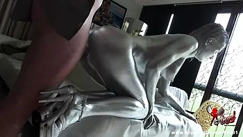 Silberner Körperlack Engel saugt Schwanz, großes Arschgesicht videos