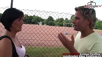 Deutsche MILF Hausfrau betrügt mit großbusiger Brünette beim Straßen-Date videos