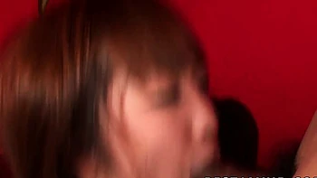 A vadia asiática Sana Anzyu adora boquetes hardcore a três videos