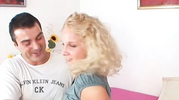 Kissys schlanke blonde Teen entblößt sich videos