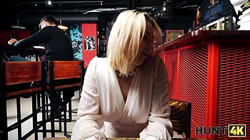 Злая блондинка жестко трахнута в анал на публике videos