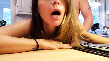 MILF italienne chaude baisée en levrette dans la cuisine sous le regard du mari videos