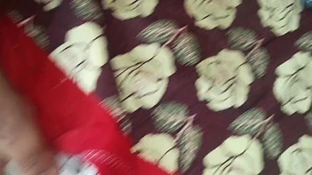 Reina con teta negra, con coño peludo, piercing y leche videos