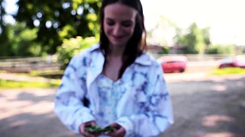 Public Agent fickt tschechisches Babe hart draußen POV Blasen videos