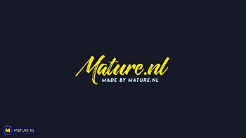 Madrastra de 53 años Xenie hace las mejores mamadas POV hasta que él corre videos