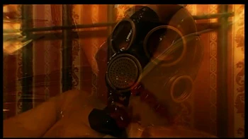 Fétichisme latex : masturbation au masque à gaz et godemichet videos