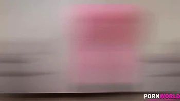 Beauté polonaise en collants roses caressant sa chatte rasée videos