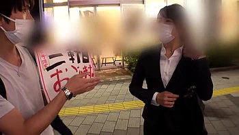 Азиатская любительница сосёт в одежде videos