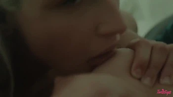 Латиноамериканка и блондинка лижут и садятся на лицо videos