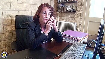 Jefe folla y le mete el puño a secretaria con culo grande en oficina videos