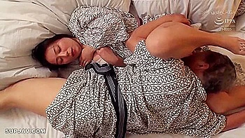 Adolescente asiatique jouit dans JAV uncensored intense videos