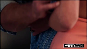 Blonde Hotwife Victoria Rey wird Doggy gefickt, hält den Mann die Hand videos