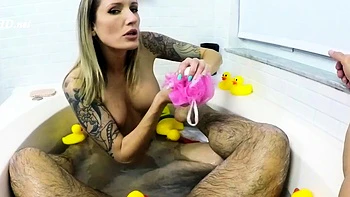 Ta belle-mère Reagan te fait une branlette dans la baignoire videos