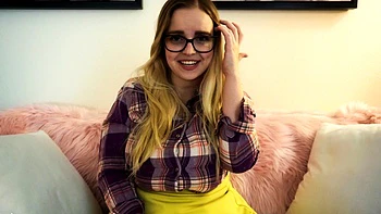 Codi Vore fode e expande os peitos no JOI titfuck videos