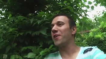 Blonde suce une queue et écarte sa chatte dans un trio à l'atelier videos