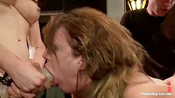 Rousse violée dur en BDSM public avec fisting videos