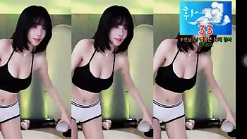 Diosa asiática de grandes tetas en espectáculo ardiente videos