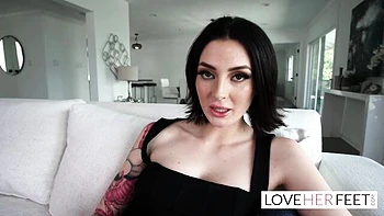 Charlotte Sins adora pies con footjob kinky videos