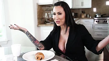 Lily et Alex font un footjob coquin et adoration videos