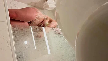 Rubia peluda universitaria se masturba en la ducha videos