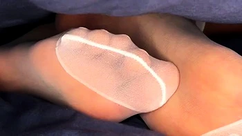 Пинк Фокс снимает эбонитовые чулки в постели соло videos